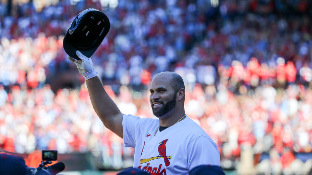 Albert Pujols hits home run No. 702 in last regular home season game